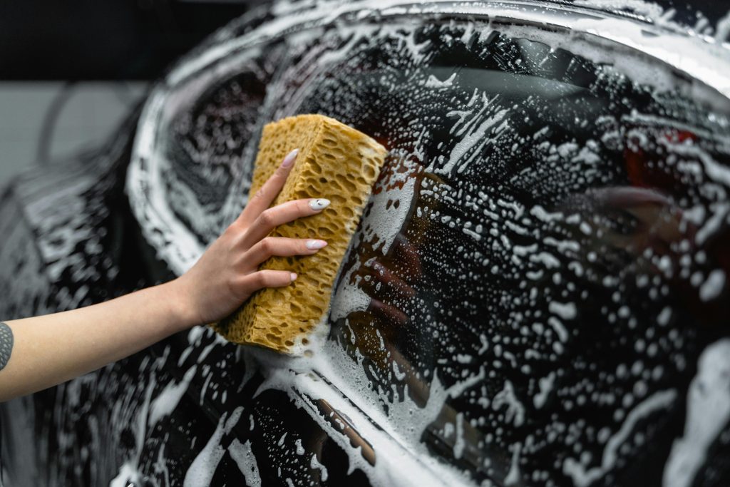 lavage voiture à la main